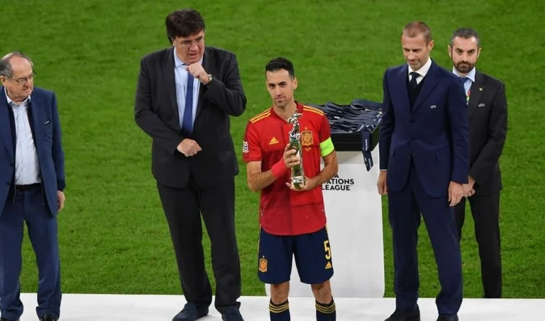 Busquets is declared the best player of the final Four League