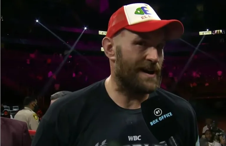 Fury descubre lo que Wilder le dijo al final de la junta, lo llama idiota y perdedor.