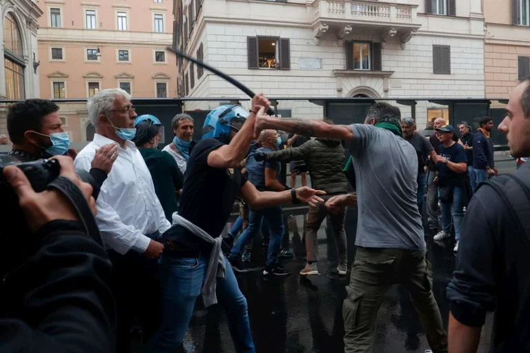 Gli italiani protestano violentemente, tentano di attaccare il primo ministro