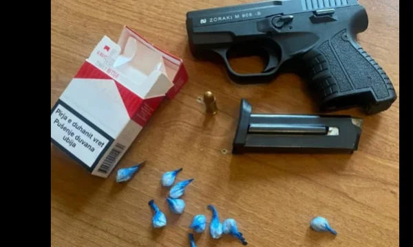 Polizei stoppt ein Auto ohne Teller in Decan, finden Kokain und Waffen