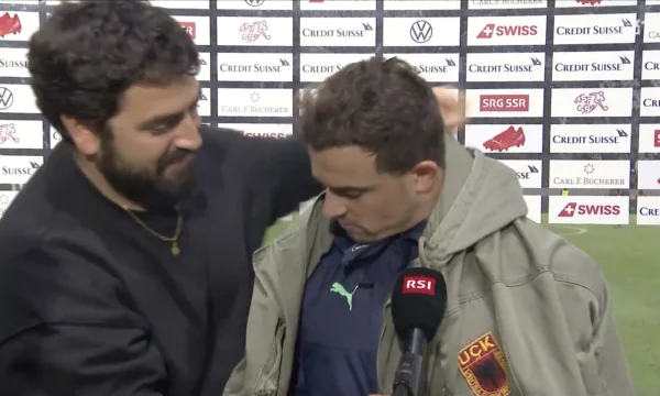 Interrogato e negato l'ingresso nel fan stadio, che ha messo la giacca KLA sulle spalle