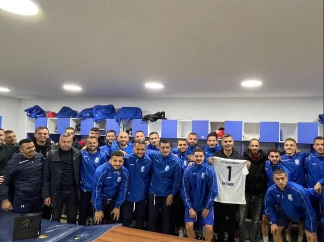 Tahiri inizia la giornata con i giocatori della squadra di Fc Vushtrria, giura che sarà sempre vicino al club nei giorni buoni così come nei giorni difficili