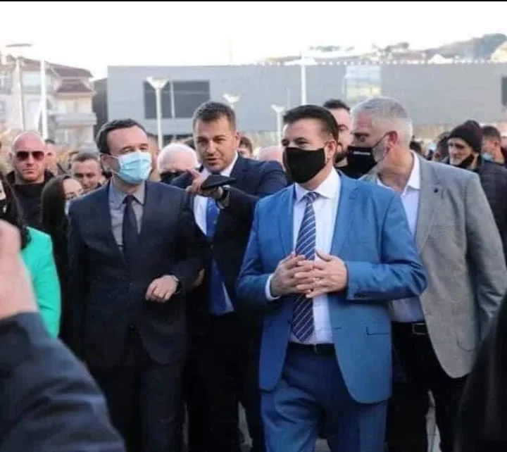 Recibimiento de pale para Albin Kurtin en Mitrovica, sólo 20 personas aparecen