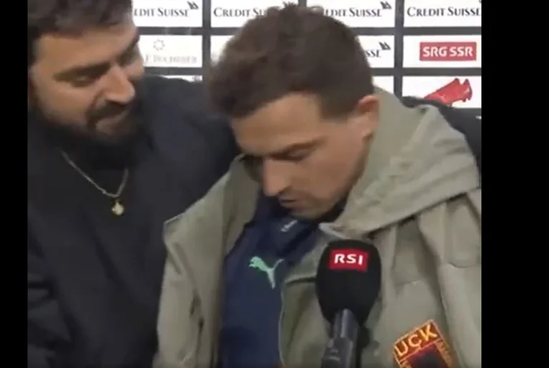 Shaqiri wird das KLA-Emblem angeboten, er bringt es vor dem Schweizer öffentlichen Fernsehen