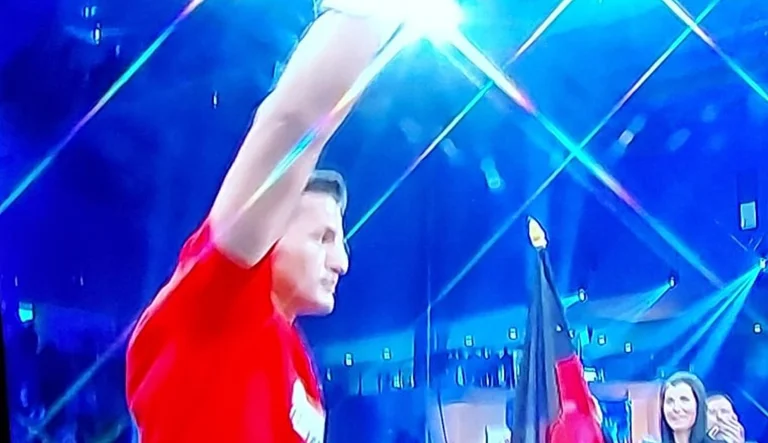 Robin Krasniqi Kopf auf Ring, begleitet Albaniens beliebtestes Lied