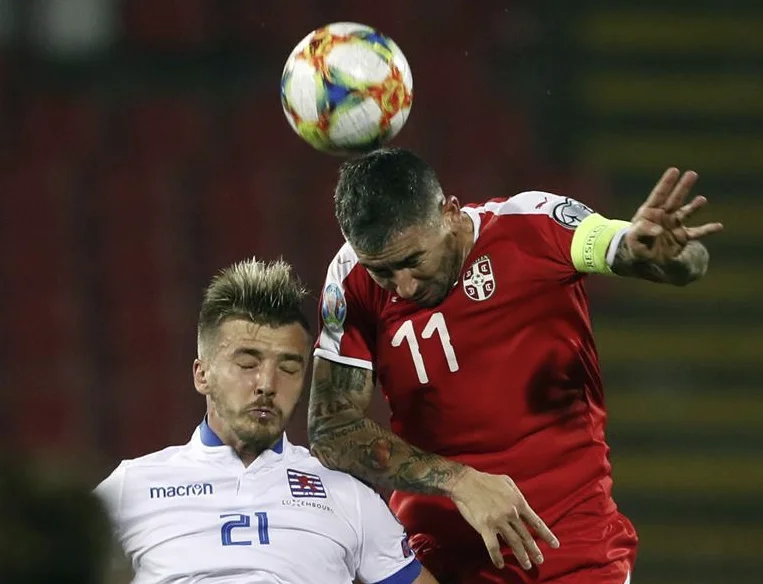 Serbien 0 mit Luxemburg im ersten Teil: Ball Splits in der Hälfte