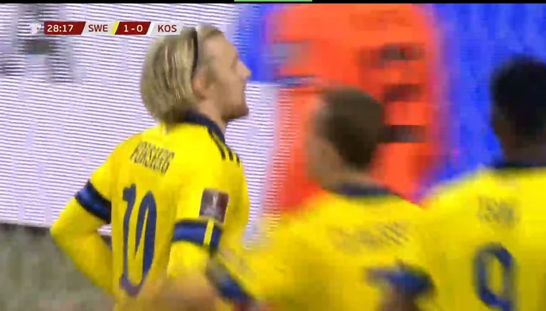 27 minutes: Sweden marks a goal, its ruling fans in Stockholm