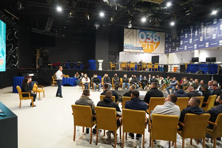 Daut Haradinaj continua a brillare, i cittadini riempiono la sala in suo favore