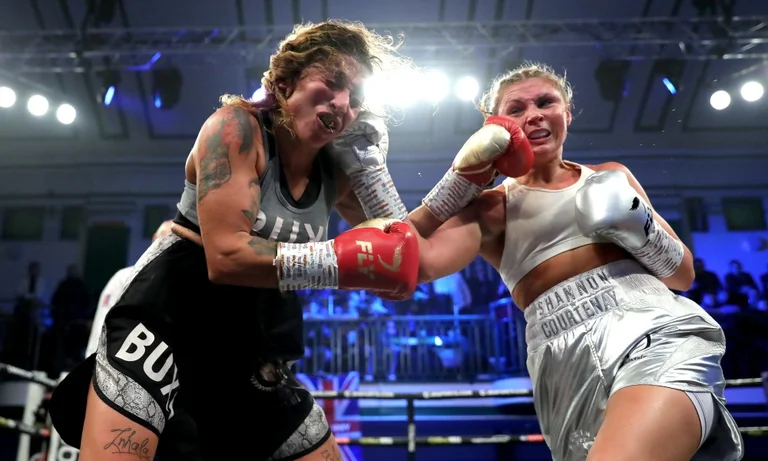 Il campione di boxe ottiene il titolo del mondo, la gestione della colpa