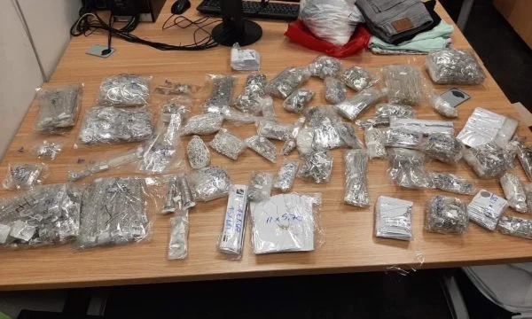 Afferra una donna con 11kg di argento all'aeroporto di Pristina, proveniente dalla Turchia