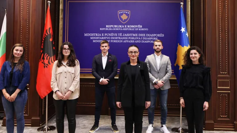 Das Auslandsministerium setzt fünf Studenten aus dem Tal fort, die dort begonnen hatten