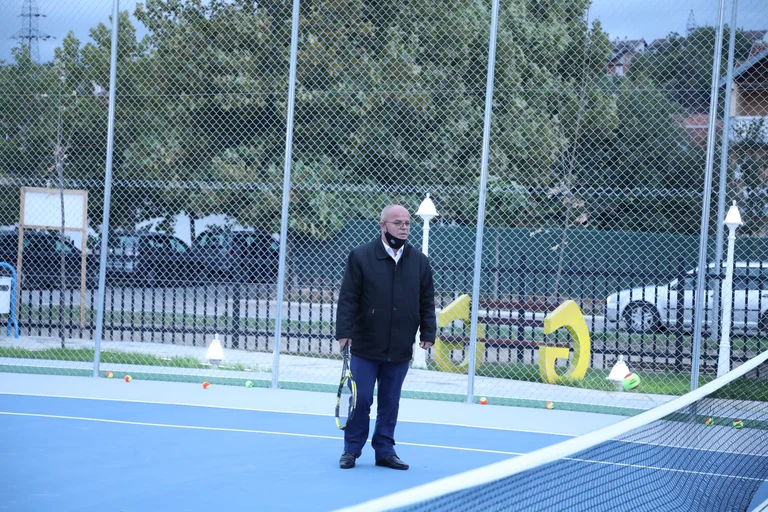 Smajl Latifi eröffnete das erste Tennisfeld in Rahovec