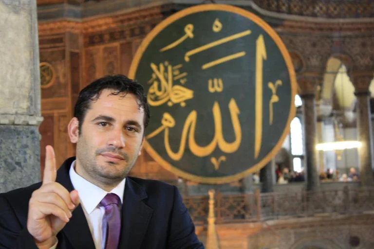 Allah hilft Elvis Nachi nicht, er ist im Krankenhaus in Konkurs.