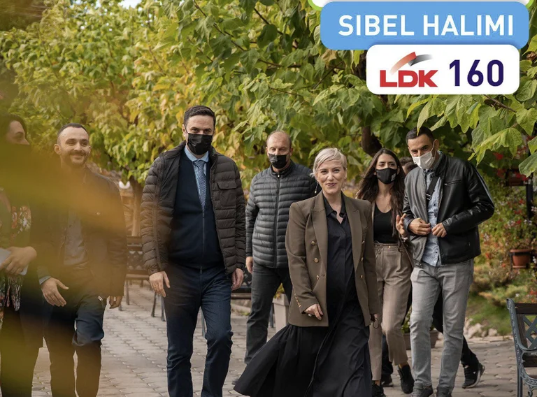 Abel Halimi wird begrüßt und stark unterstützt bei Ferizaj