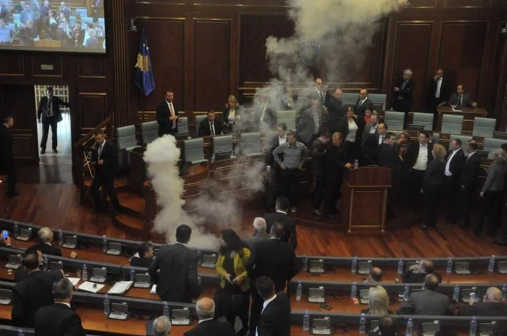 Attuale a Mytaher Haskuka, Rexhep Selimi di tre ex deputati per gas lacrimogeni