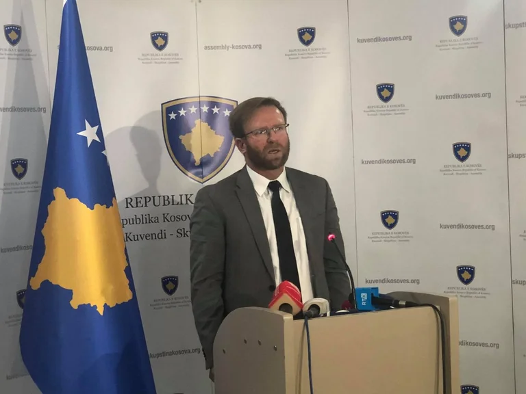 Le chef de l'UE au Kosovo visite la Commission Hakki Abazi, il dit parler de Zajednica