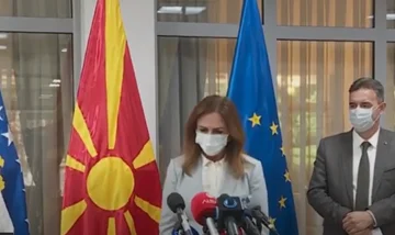 Ministro Nagavci en Skopje: Forzado a hablar inglés entre conferencia, hace muchos errores