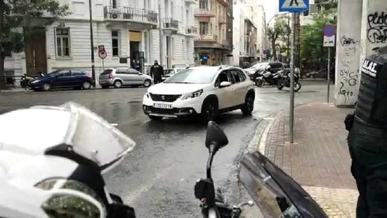 Gunshots in downtown Athens, wounded a policeman and an Albanian