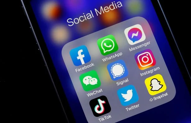 “Facebook, Instagram e Whatsap sono stati attaccati dagli alieni