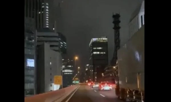 Japón 6.1 - terremoto de grado, vista cuando los coches se detienen por poderosos choques