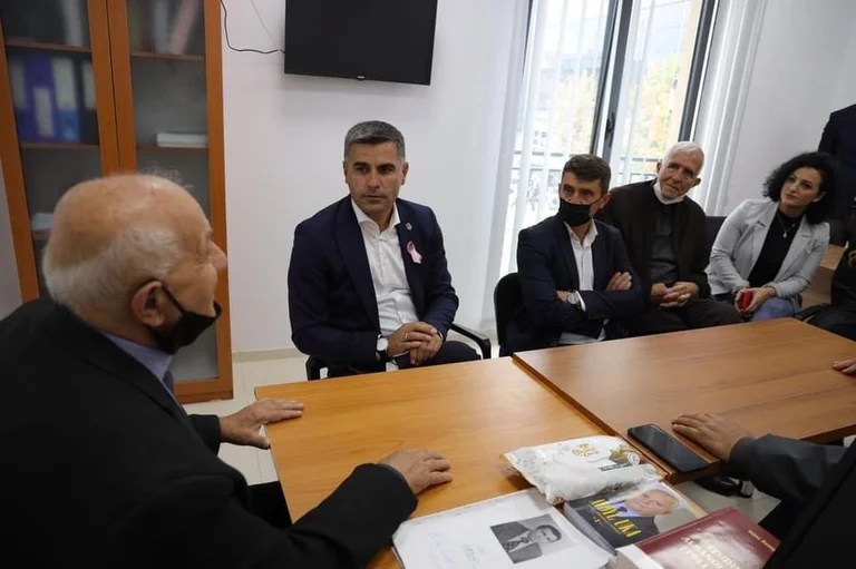 Tahiri meets education veterans, promises support for association's publishing activities