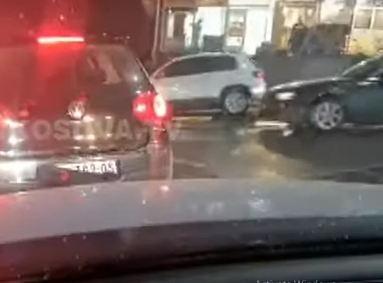 Autos aus Serbien ziehen ohne Aufkleber nach Pristina, mit halbverdeckten Kennzeichen