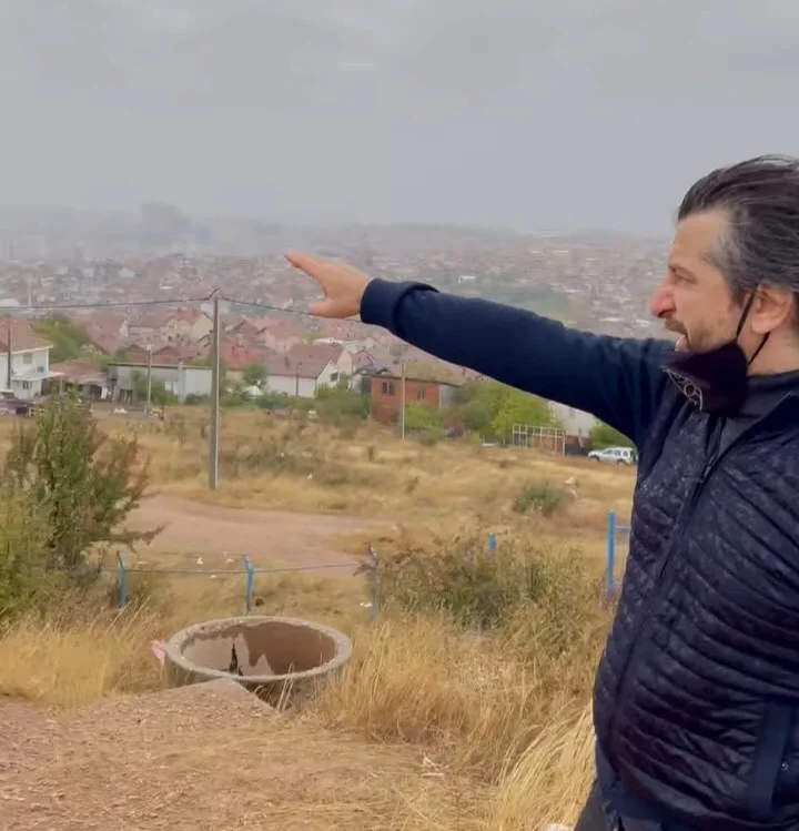 Der Regen hält Rama nicht davon ab, das Trimese Hill Projekt zu machen.