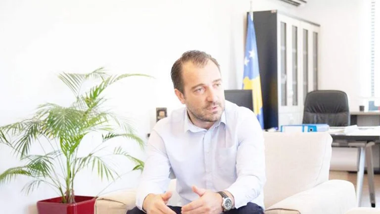 Shala: August ist diskriminierende Studenten, indem sie sie nicht mit Textbüchern versorgen