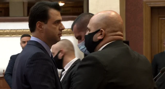 Tension in Albanian Parliament: Basha attacks the minister after citing defeat, does not allow security