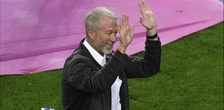 Pronari i Chelseat, Roman Abramovich pritet ta vizitojë klubin për herë të parë në tri vite