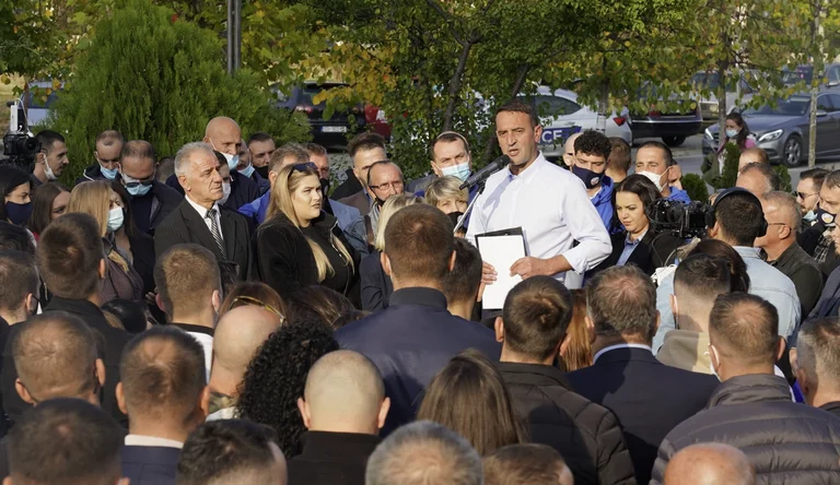 ‘Uragani’ Haradinaj: Të rinjtë mbushin sheshin te Fontana në mbështetje të tij