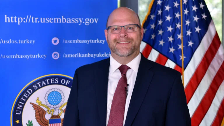 Kush është amerikani që pritet të jetë ambasador i ShBA’së në Kosovë?