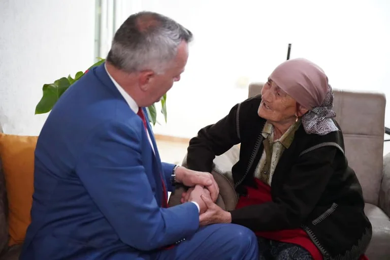 Imri Ahmeti takon 89 vjeçaren e cila u bë dëshmitare në gjykatë ndaj Stanishiqit