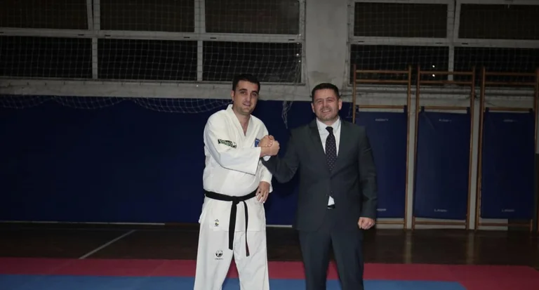 Bekë Berisha viziton klubin e njohur të karatesë, jep premtimin e bujshëm nëse bëhet kryetar i Istogut