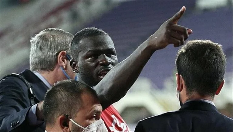 Napoli kërcënon me ndërprerjen e ndeshjes nëse përsëriten koret raciste: Disiplina shtyn vendimin