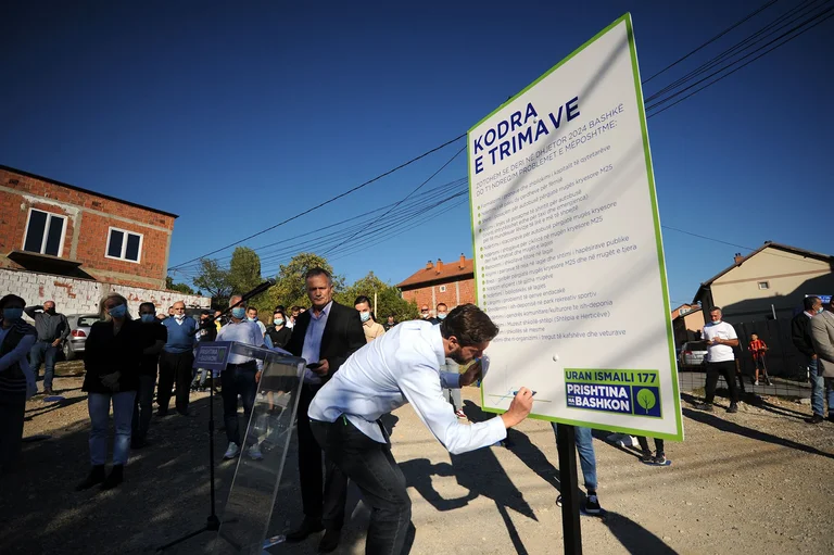 Në prani të banorëve, Uran Ismaili nënshkruan gjitha zotimet e tij për Kodrën e Trimave (Foto)
