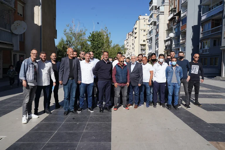 Daut Haradinaj në lagjen Dardania: Siguria në shkolla do të jetë top prioritet, çështja e parkingjeve do të zgjidhet me urgjencë