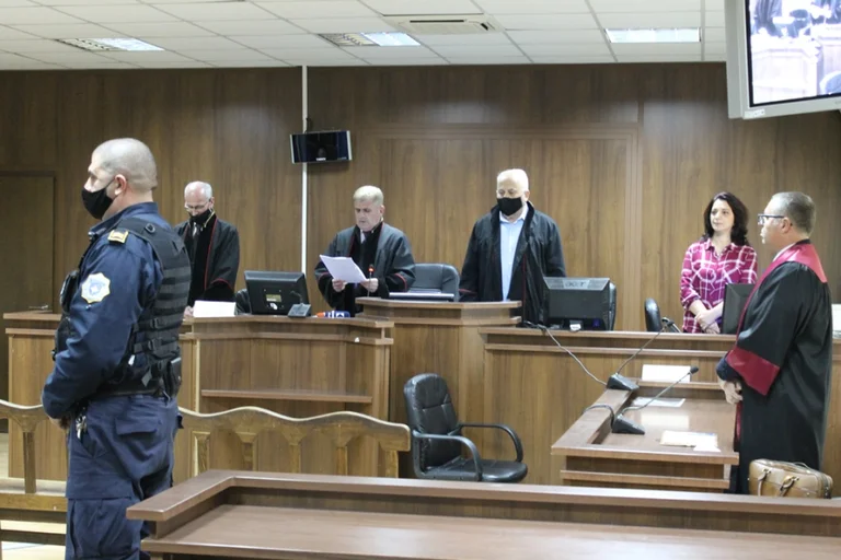 Burrit që vrau gruan me shufër metali i ulet dënimi nga i përjetshëm në 25 vjet burgim