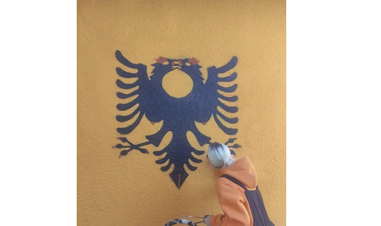 Shqiponja në Prishtinë bëhet e gjallë: Krenat e saj puthen me gjuhë me njëra-tjetrën (Foto)