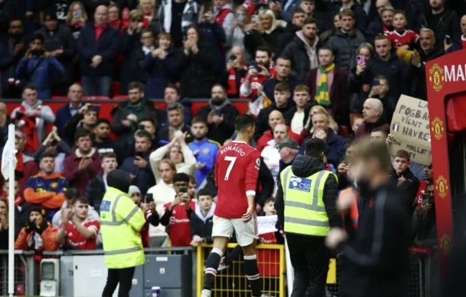 Deklarata e Gary Neville për largimin me frustrim të CR7 nga fusha, ngrit pikëpyetje të mëdha për portugezin