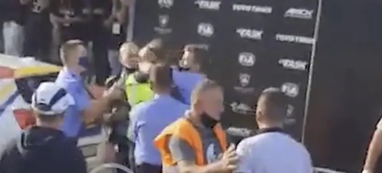 Arrestohet zyrtari i dhunshëm i Drag Race: Pesë policë mezi arrijnë ta largojnë