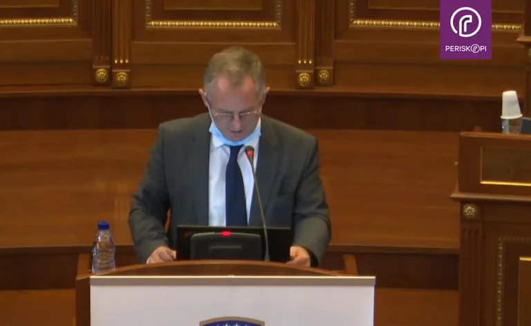 Besnik Bislimi me fjalë të çuditshme: Për herë të parë targat KM serbe trajtohen si ilegale në Kosovë
