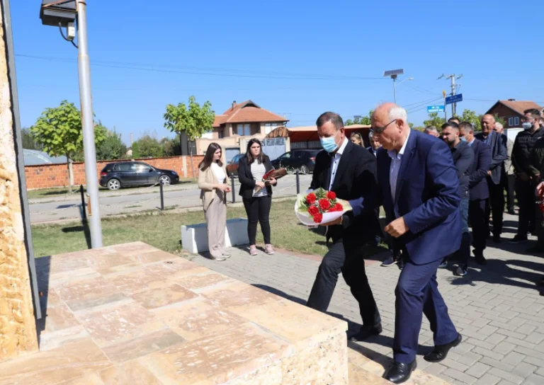 Xhafer Gashi me bashkëpunëtorë homazhe për luftëtarin e lirisë Jusuf Shalaku-Cufa