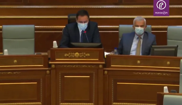 Glauk Konjufca nervozohet dhe ia tregon një ‘taktikë’ Besnik Bislimit: “Atje nalt është ora”