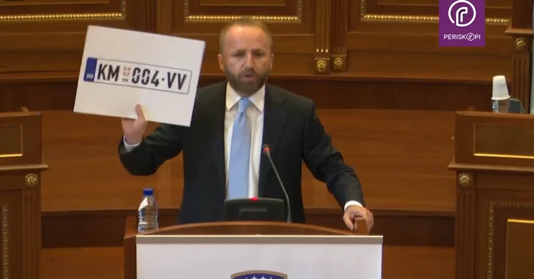 Tahiri: Qeveria Kurti legalizoi targat KM, tash Qeveria e Serbisë lëshon targa për katër qytete të Kosovës