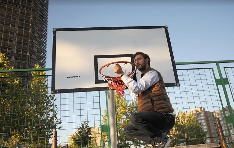 Uran Ismaili ndreq hapësira rekreative e sportive në Dardani (Foto)