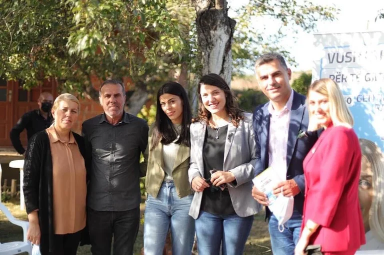 Tahiri dhe asambleistja Gentiana Rama po marrin mbështetje të madhe në Dumnicë