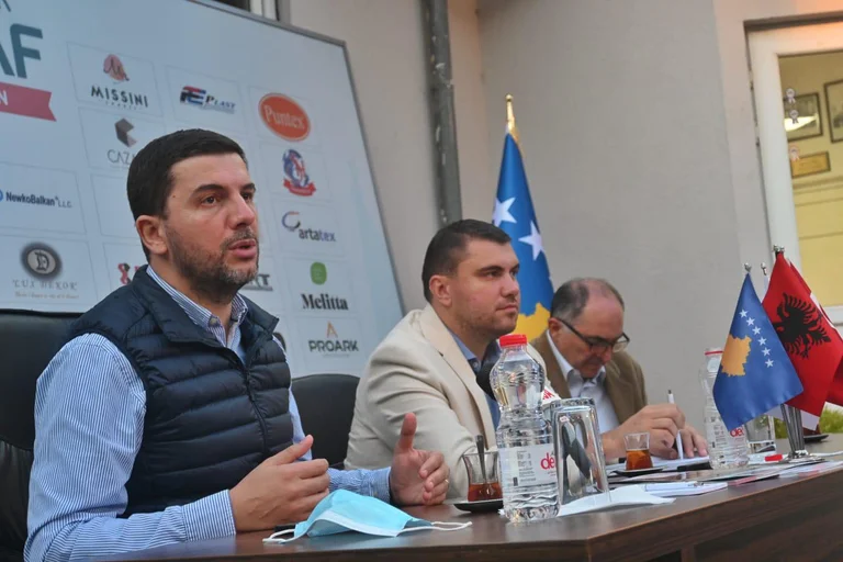Krasniqi e Totaj vizitojnë shoqatën “Esnaf”: Me fitoren e PDK-së në Prizren rikthehet mbështetja direkte për bizneset