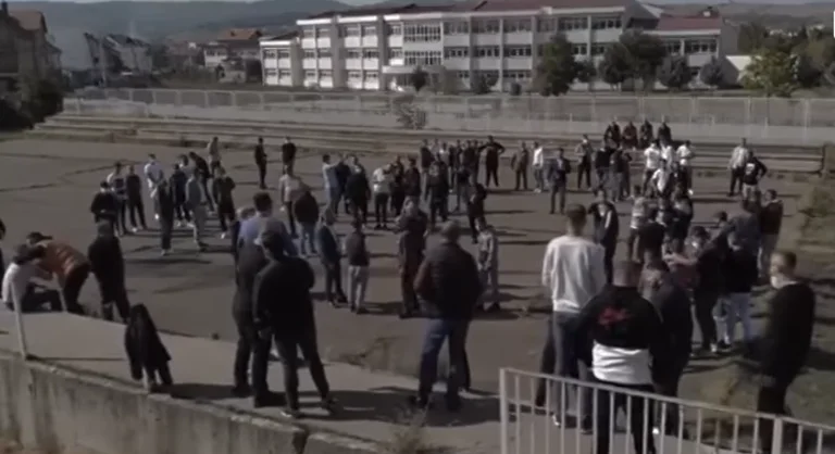 Aktivisti i VV-së dhe banorët e Tavnikut mblidhen kundër Agim Bahtirit, i kundërpërgjigjen ofendimeve të tij (Video)