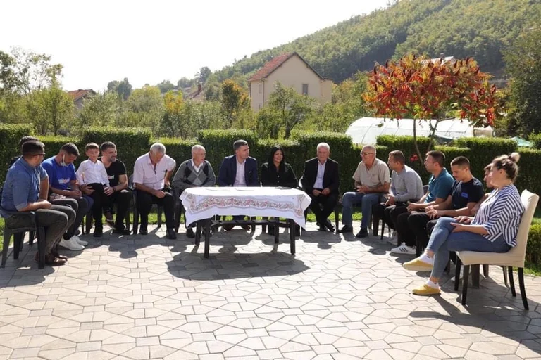 Tahiri vazhdon fushatën derë më derë bashkë me deputeten Rrezarta Krasniqi